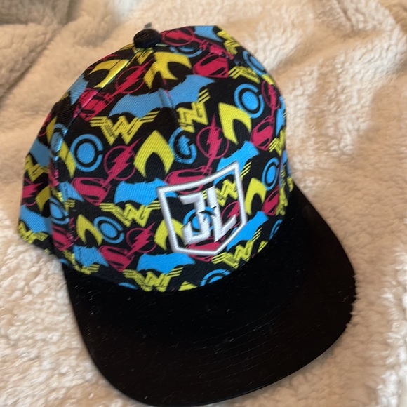 💰🚨CLEARANCE 🚨💰
Justice league hat, very bright colors - Picture 5 of 8
